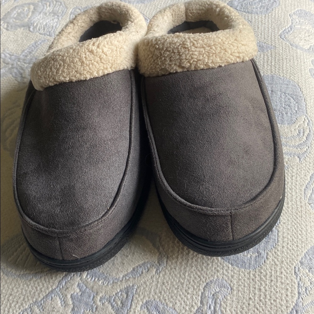 Dearforms Slippers size Large - Picture 4 of 6